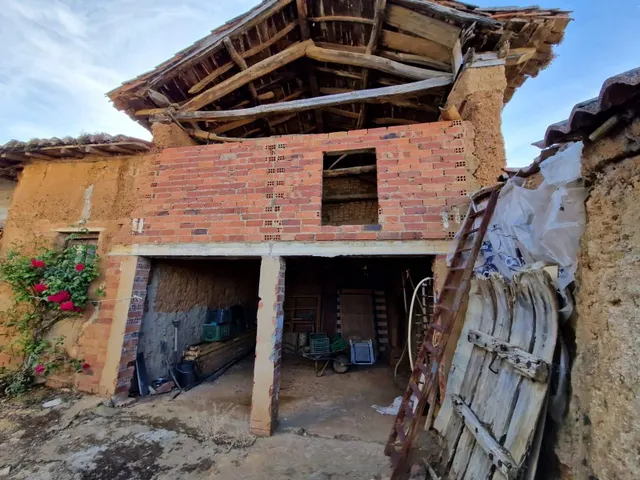 SE VENDE CASA EN VILLACALBIEL, 2 PLANTAS, PATIO 60 M2, CALEFACCIÓN, NECESITA REFORMAS — 9