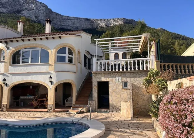 Villa con ubicación privilegiada y enorme potencial — 14