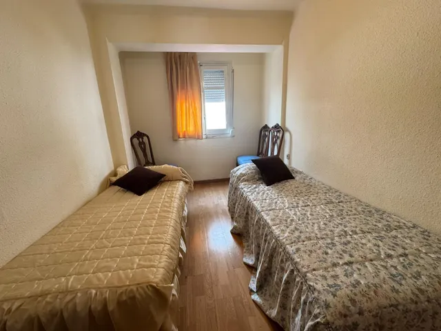 Estupendo piso de 3 habitaciones, con terraza, semi reformado. Zona Marxalenes - General Avilés — 25