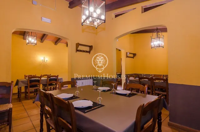 Masía céntrica en venta en Orrius, con negocio en funcionamiento (hostelería) — 46