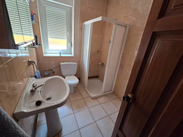 SE VENDE CASA EN VALENCIA DE DON JUAN, 2 PLANTAS, 5 HAB., 2 COCINA, BAÑO, ASEO, PATIO, COCHERA. — 25