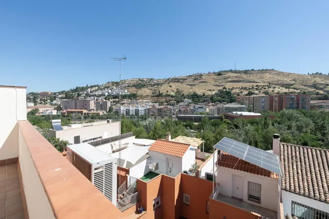 Magnífico adosado con apartamento independiente en Bola de Oro, Granada — 23
