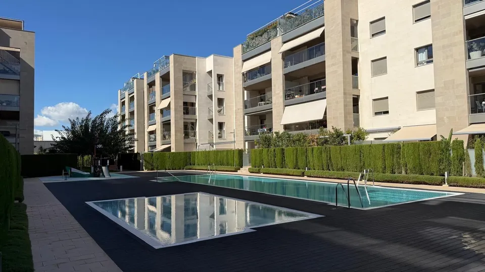 Bajo con terraza y jardín, piscina, garaje y trastero