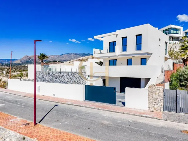 Moderna villa independiente con piscina privada y garaje — 47