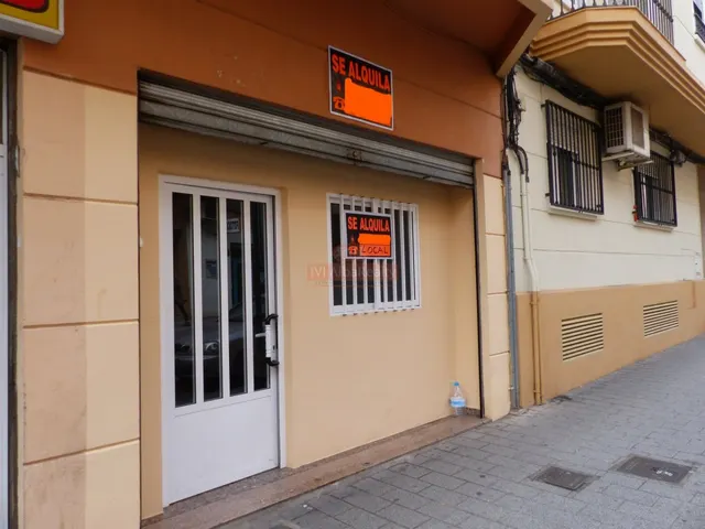 SE ALQUILA LOCAL COMERCIAL EN ZONA CENTRO- CARRETAS- EROSKI