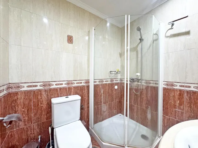 Amplio piso en esquina todo exterior con terraza y vistas al mar junto a Vialia y Avenida de Andalucía. — 33