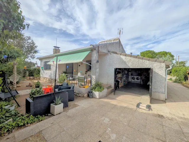 CHALET CON PISCINA EN URBANIZACIÓN — 40