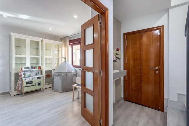 Amplia casa de 182 m2 con patio, gran sótano y a menos de 5 minutos del metro — 30