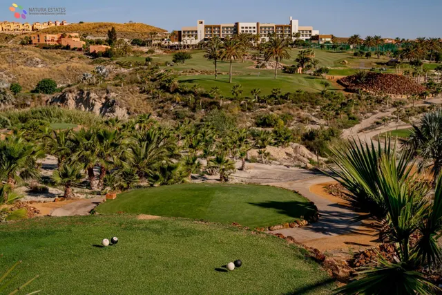 OPORTUNIDAD DE LUJO, EN URB. GOLF VALLE DEL ESTE, VERA. — 30
