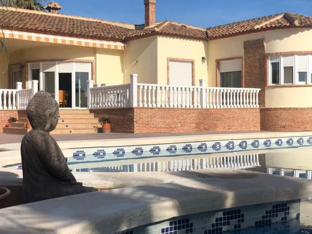 CHALET DE LUJO CON MUY BUENA ORIENTACION EN LUGAR MUY TRANQUILO — 2