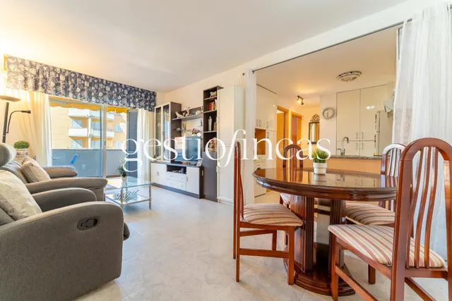 Bonito apartamento con terraza y piscina en zona Regueral, a