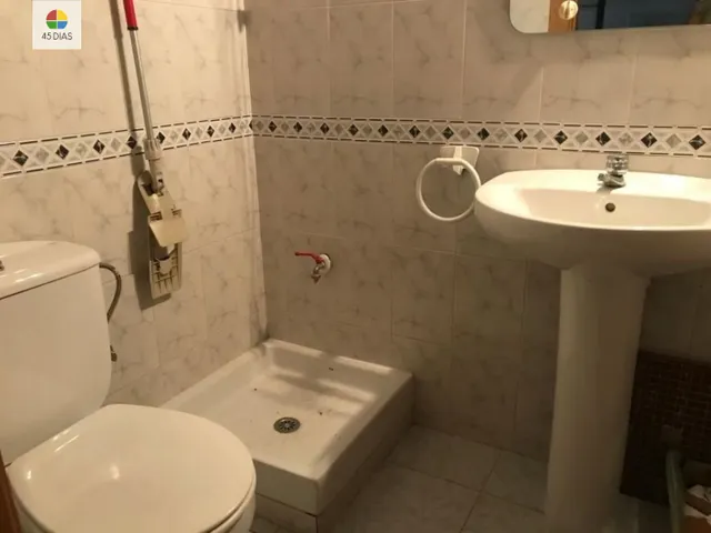 Local en Ripollet de 80 m2, con escaparate y persiana eléctr - foto 2