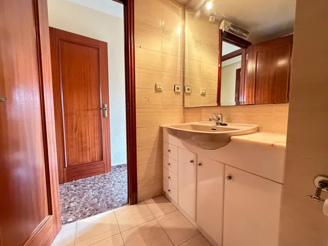 Piso de 4 habitaciones en alquiler en barrio Beteró — 23