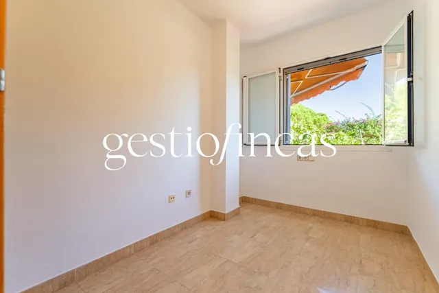Espectacular bajo con gran jardín privado, piscina y parking a 5 minutos del mar — 16