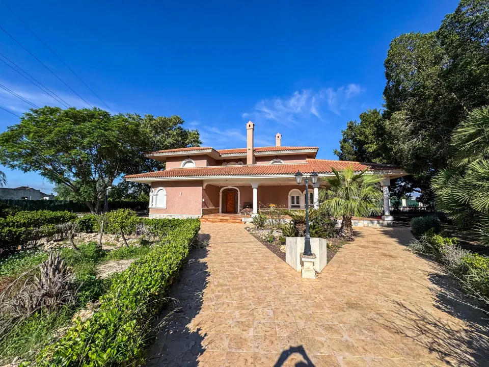 Exclusivo Chalet Independiente con Piscina Privada y Gran Parcela en Callosa de Segura