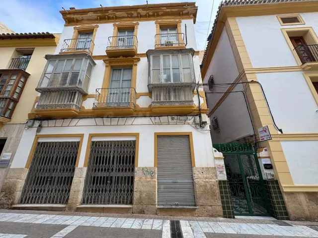 ESTUPENDO EDIFICIO EMBREMATICO EN LORCA - foto 2