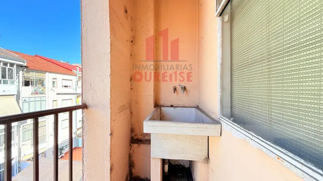 LUMINIOSA VIVIENDA PARA REFORMAR CON ASCENSOR EN O COUTO — 2