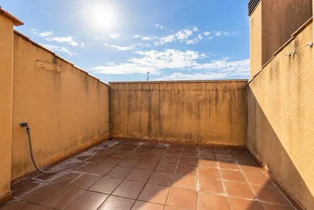 EN EXCLUSIVA CASA ADOSADA CON TERRAZAS Y MUCHO ESPACIO EN SANTA SUSANNA — 26