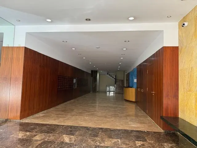 Alquiler de apartamento en el centro , junto a el Corte Ingles, 2 dormitorios, plaza de garaje y trastero — 45