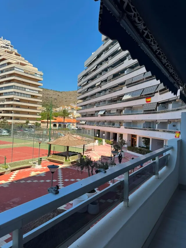 Apartamento reformado en primera línea de playa con vistas a - foto 5