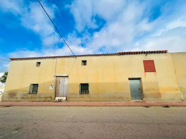 CASA EN ZONA RUSTICA CON PATIO PARA REFORMAR