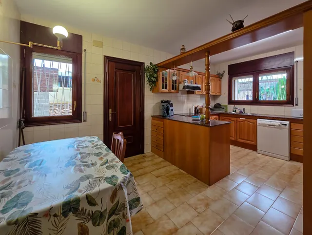 CASA DE 2 PLANTAS CON APARTAMENTO Y JARDIN — 12