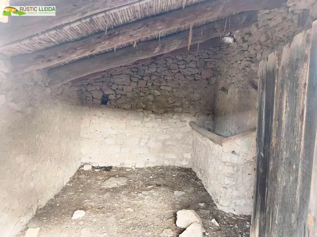 Finca rústica en venta cerca del monasterio del tallat, con cabaña de piedra. — 2