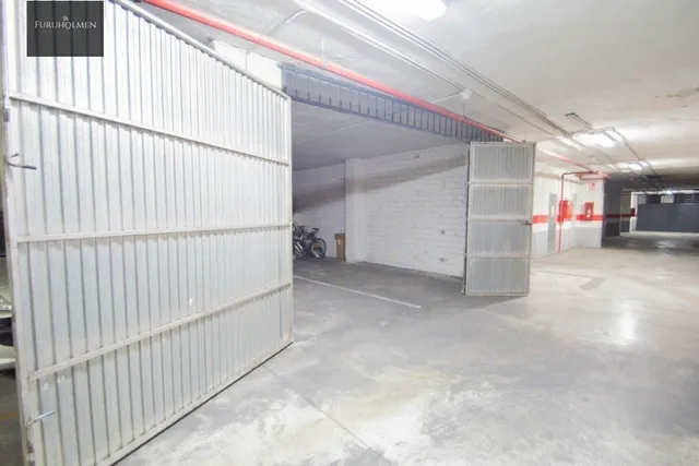 Se vende plaza de aparcamiento cerrada junto Alhamar — 8