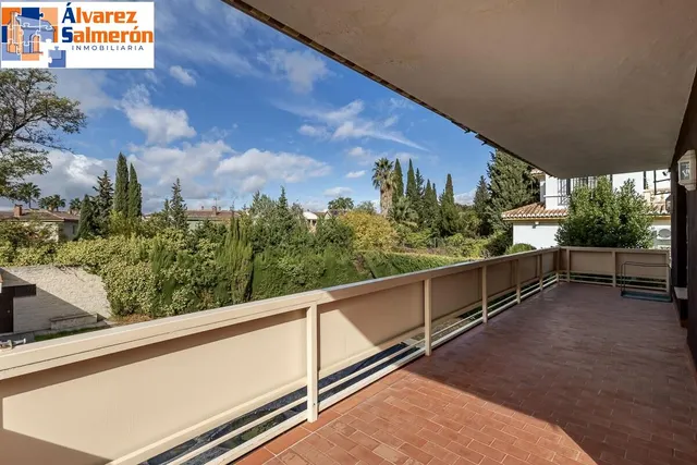 Gran casa con parcela y piscina en Cájar — 7