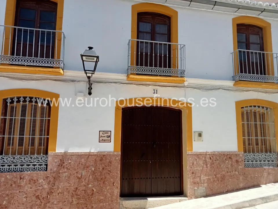 Descubre esta espectacular casa de pueblo ubicada en pleno corazón de Ardales!!!