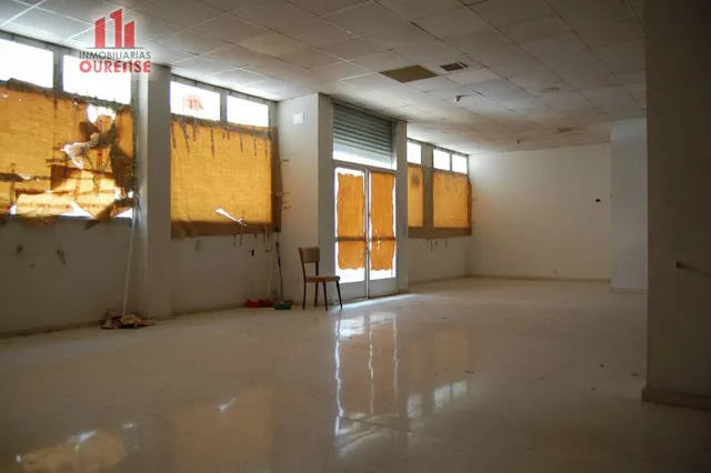 AMPLIO LOCAL COMERCIAL EN EL VEINTIUNO — 3