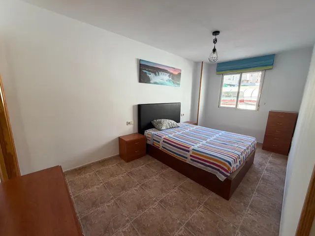 Piso amplio y muy luminoso con ascensor y comunidad incluidos – 800 €/mes (posibilidad de plaza de garaje en el mismo edificio por 50€ mas al mes) — 25