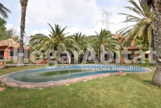 ESPECTACULAR VILLA DE LUJO EN URBANIZACIÓN PRIVADA - foto 2