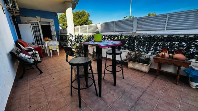 VENTA DE ESPACIOSO PISO BAJO CON GRAN TERRAZA - foto 2