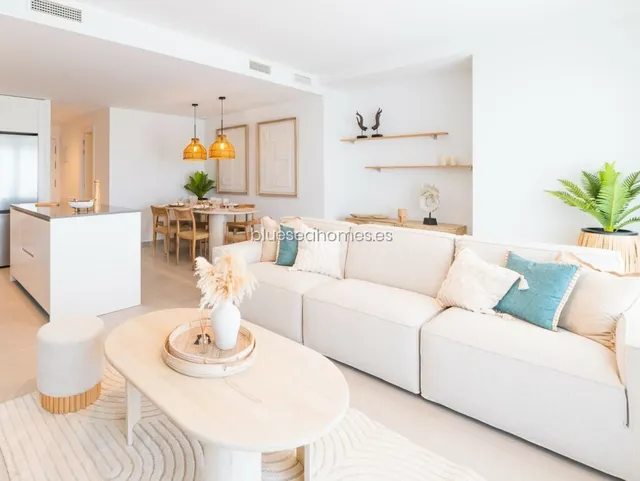 Venta de piso con tres dormitorios en Estepona, Málaga, Cost - foto 3