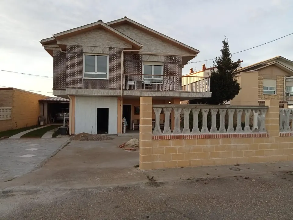 SE VENDE CASA EN VILLALOBAR, 2 PLANTAS, VIVIENDA EN PRIMERA PLANTA, PARCELA 400 M2, GARAJE 40 M2.