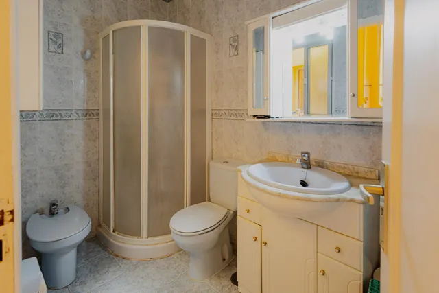CASA UNIFAMILIAR CON TERRENO URBANO Y GRANDES POSIBILIDADES EN OFRA — 32