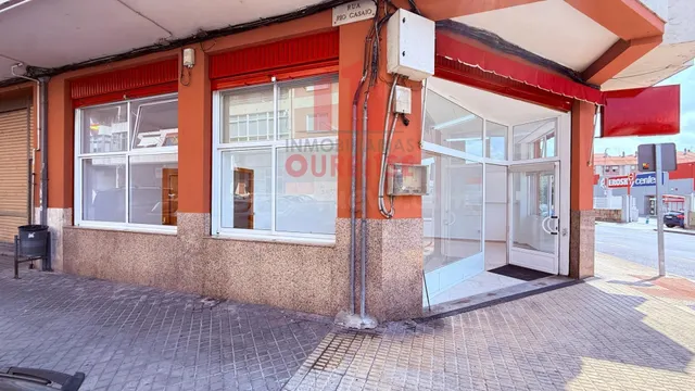 LOCAL COMERCIAL CON GRAN FACHADA A DOS CALLES DE O VINTEÚN - foto 2