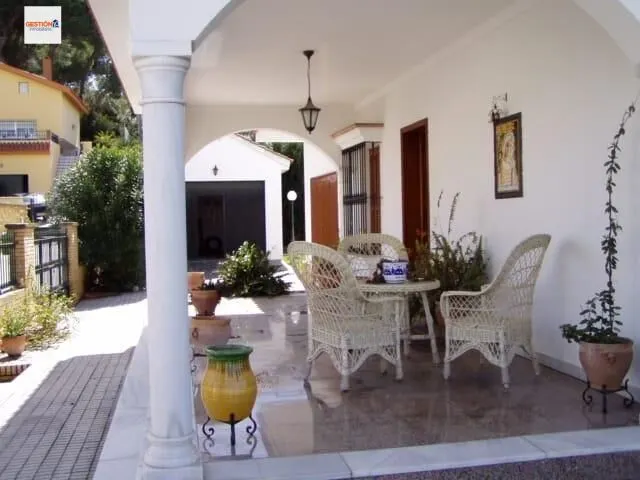 Casa independiente en parcela de 975 m2 con piscina — 13