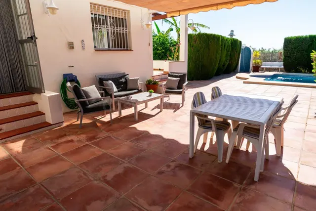 Chalet de tres habitaciones, parking, garaje, piscina y gran - foto 4