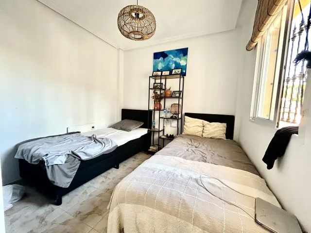 Villa de 4 dormitorios y 3 baños en villamartin (orihuela costa) — 23