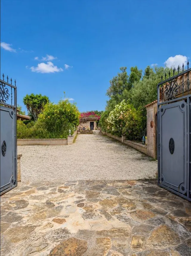Finca rústica con pozo propio, anexos independientes y vista - foto 2