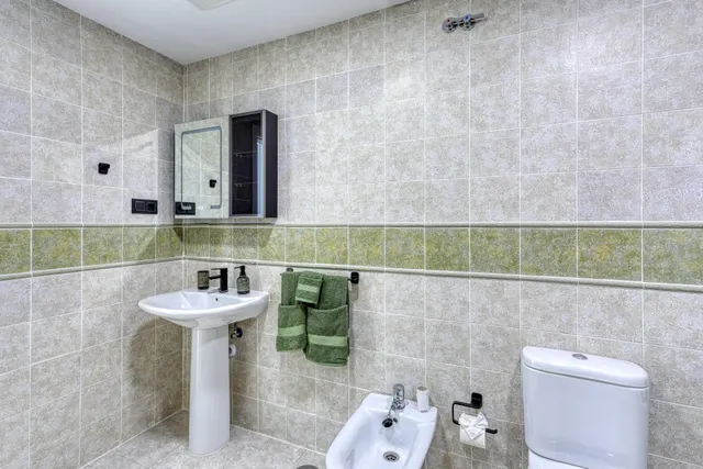 Villa independiente renovada, cerca a Mijas, con piscina privada y 5 dormitorios — 32