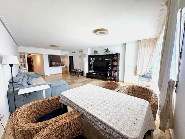 Apartamento moderno y espacioso en primera línea de mar junto a Playa del Cura. ¡3 dormitorios, 2 baños, balcón con vistas al mar (sureste) y piscina comunitaria! — 10