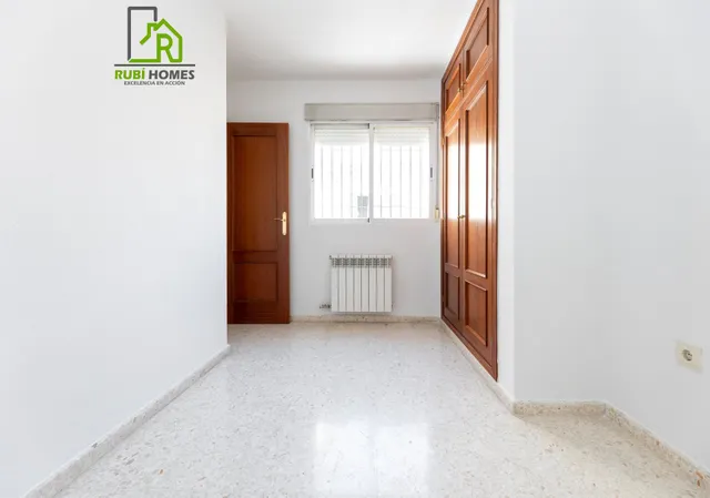 Vive en el corazón de Armilla: 4 dormitorios, patio, terraza y garaje — 17