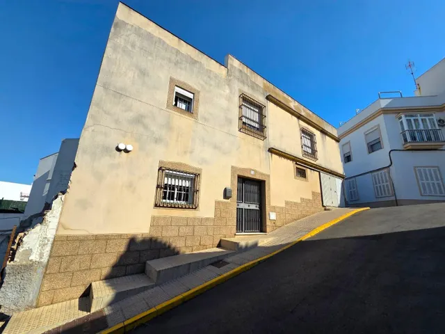GRAN VIVIENDA CON GARAJE EN CHICLANA DE LA FRONTERA SITUADA EN LA ZONA DEL PILAR — 33