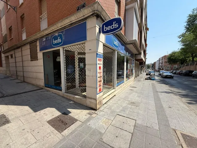 Local comercial en esquina con fachada acristalada y gran im