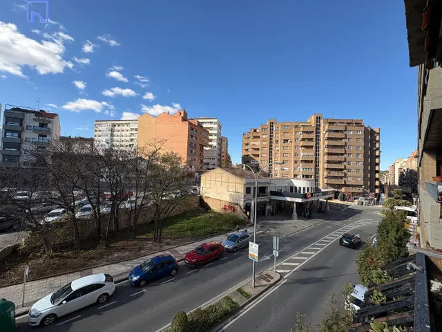 Piso de 4 habitaciones en Avda Zaragoza - foto 2