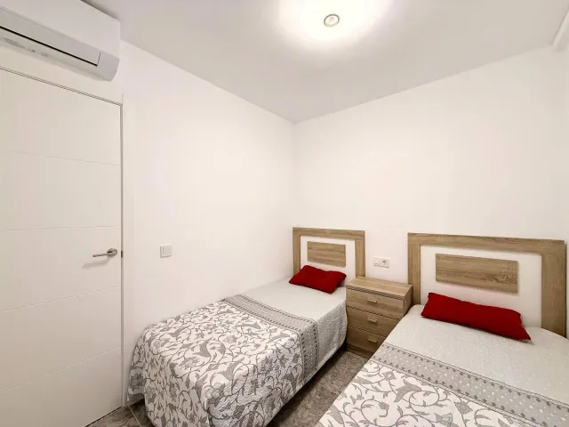 Apartamento reformado de 2 dormitorios en primera línea de Playa del Cura con vistas laterales al mar — 25