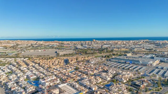Bungalow planta baja con jardín y piscina junto c.comercial — 47